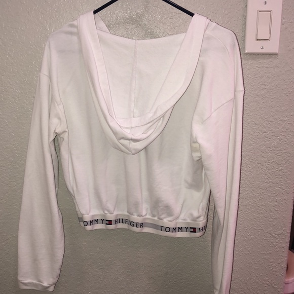 Really cute Tommy Hilfiger hoodie - Picture 2 of 5